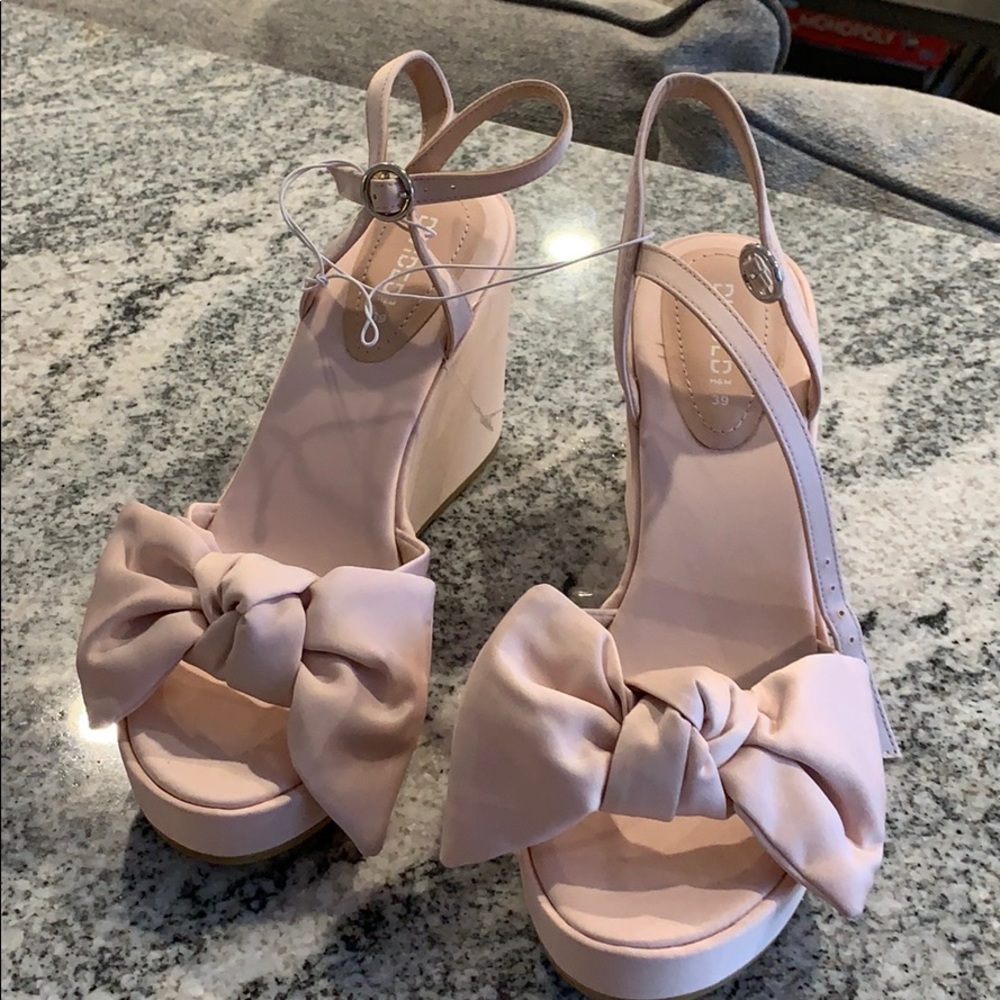 Divided Pale Pink w/ Ribbon Bow Wedges